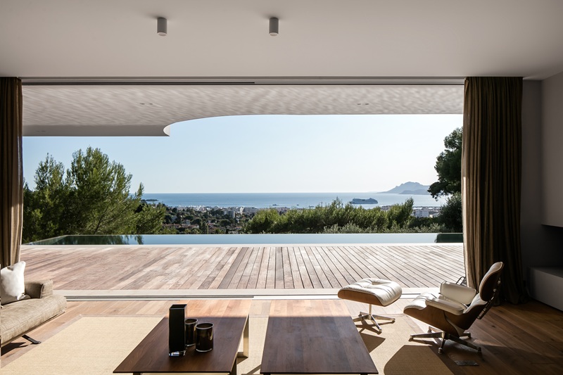 Minimalist sliding window motorisation